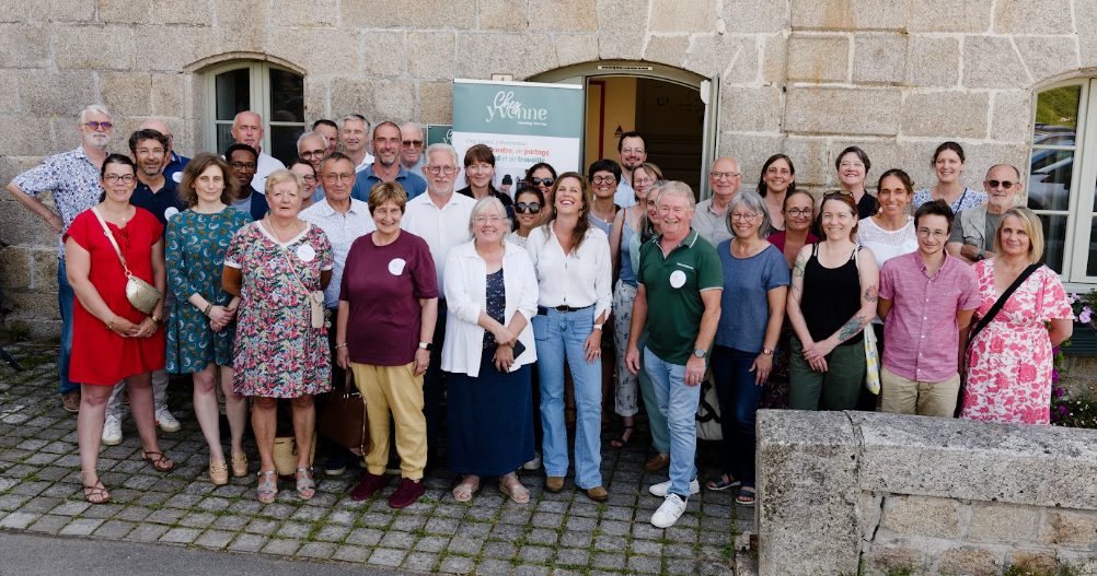 Le collectif de bénévoles devant Chez Yvonne