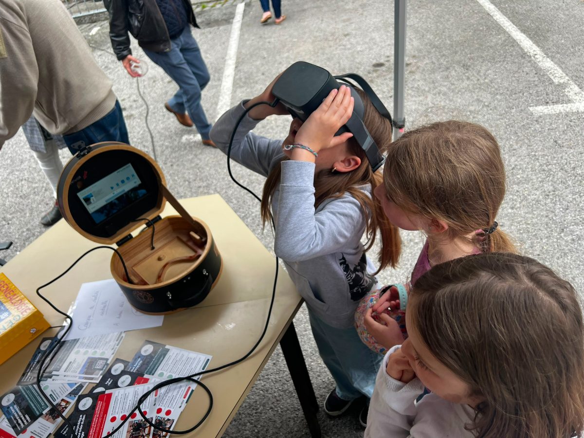 Enfants découvrant un casque de réalité virtuelle