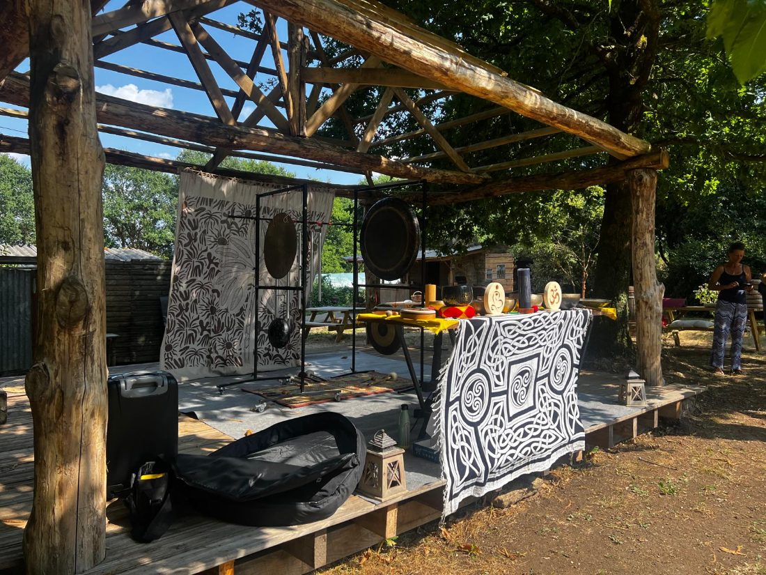 Espace de pratiques sonores sous une charpente en bois